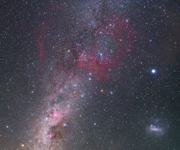 La nebulosa Gum sobre la Vía Láctea