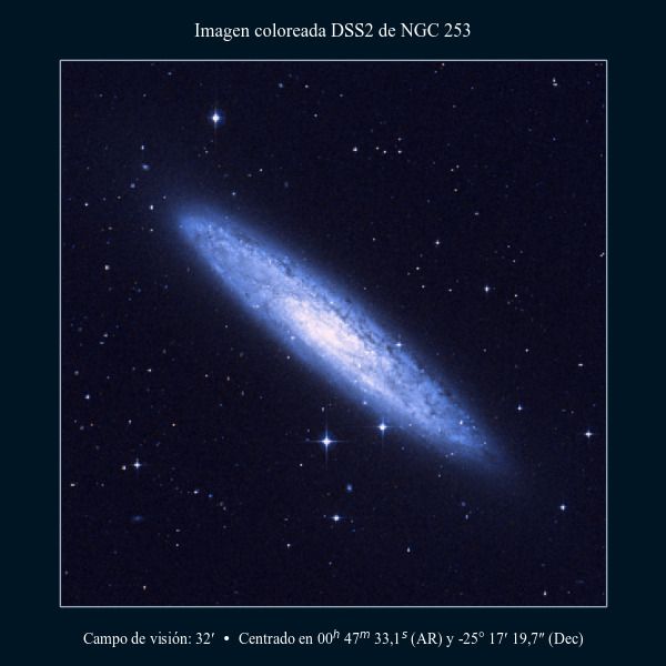 Imagen coloreada en DSS2 de la galaxia de la Moneda de Plata (NGC 253)