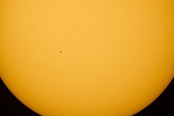 El planeta Mercurio transitando por delante del disco solar