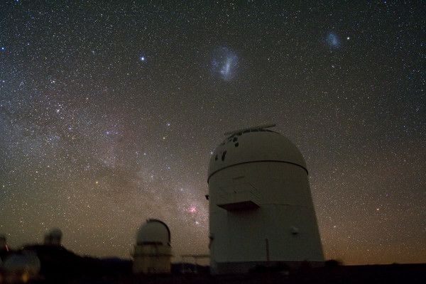Las Nubes de Magallanes junto a la Vía Láctea