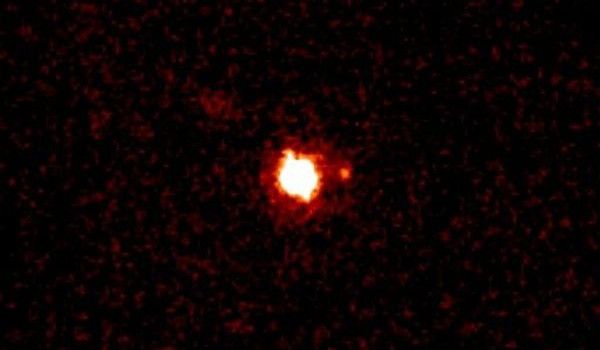 El planeta enano Eris junto a su satélite Disnomia