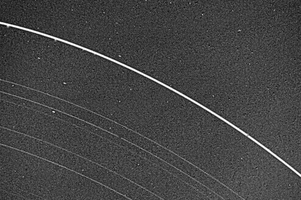 Los anillos de Urano vistos por la sonda espacial Voyager 2 en 1986.
