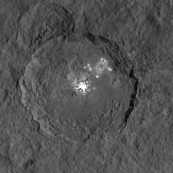 El cráter Occator de Ceres, captado por la sonda espacial Dawn